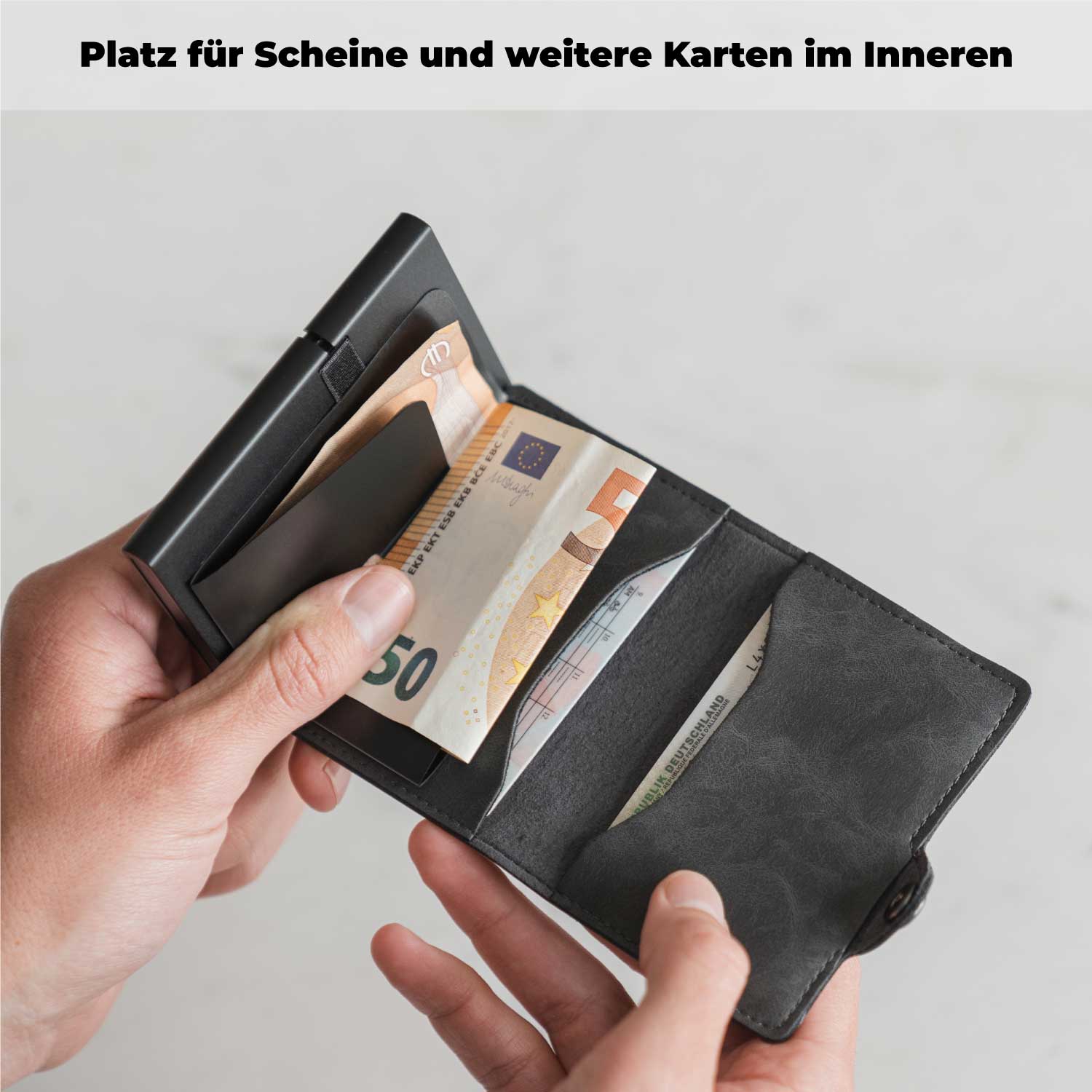 Smart Wallet mit geöffnetem Fach, das Kreditkarten und Bargeld zeigt