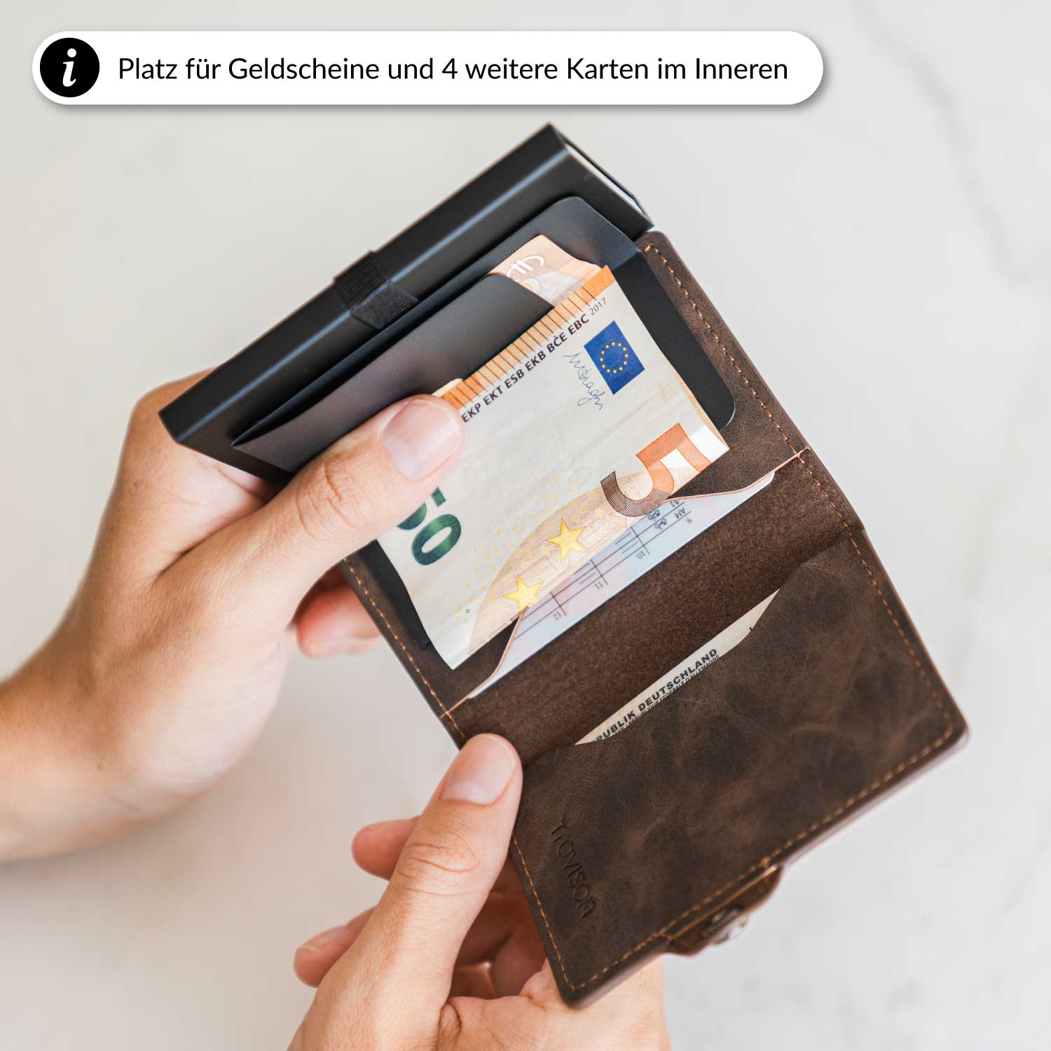 Smart Wallet mit geöffnetem Fach, das Kreditkarten und Bargeld zeigt/Braun/Ja