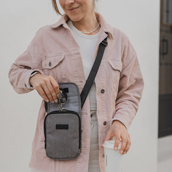 Brustbeutel Brusttasche Reisegeldbeutel +Gratis Karabiner mit RFID-Schutz  Reisepass-Tasche zum Umhängen Umhängebeutel Tasche maximale Sicherheit für  Reise Dokumente und Smartphone 16x20 cm : : Fashion